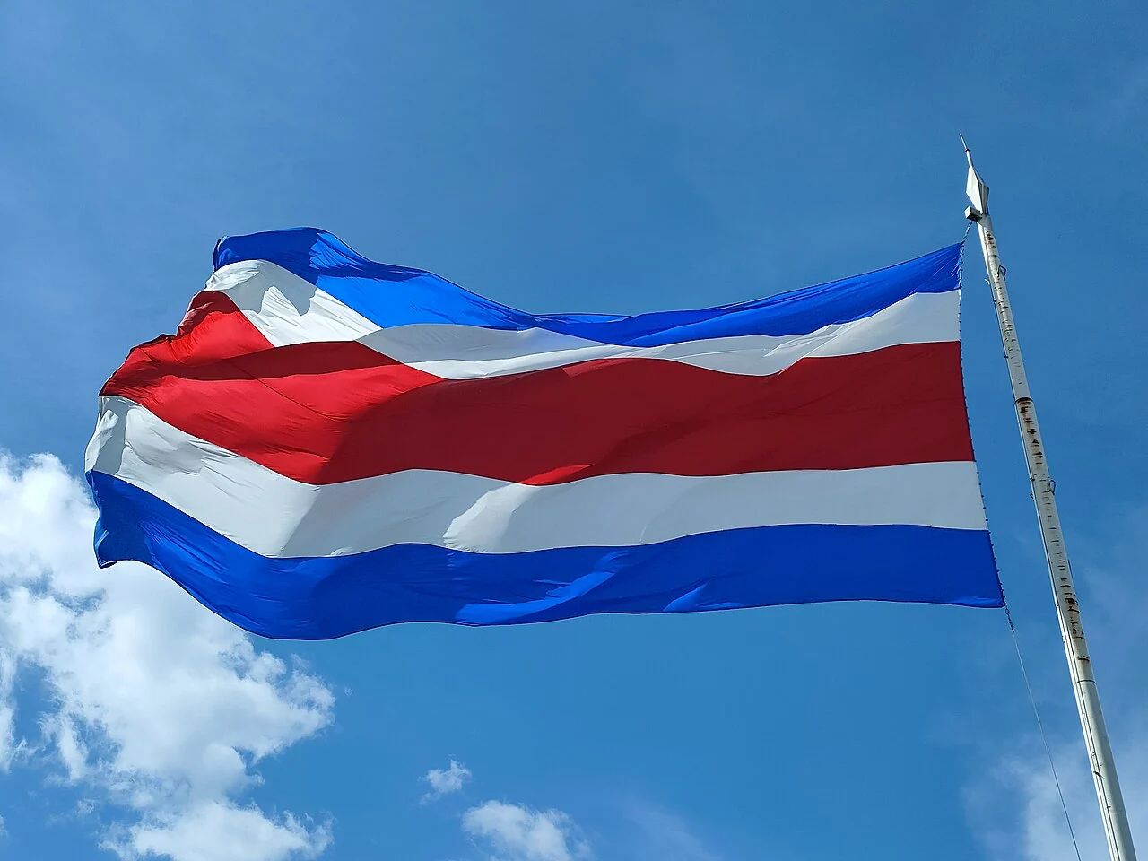 Costa Rica’s plain national flag at Plaza Mayor in Cartago on April 18, 2025.