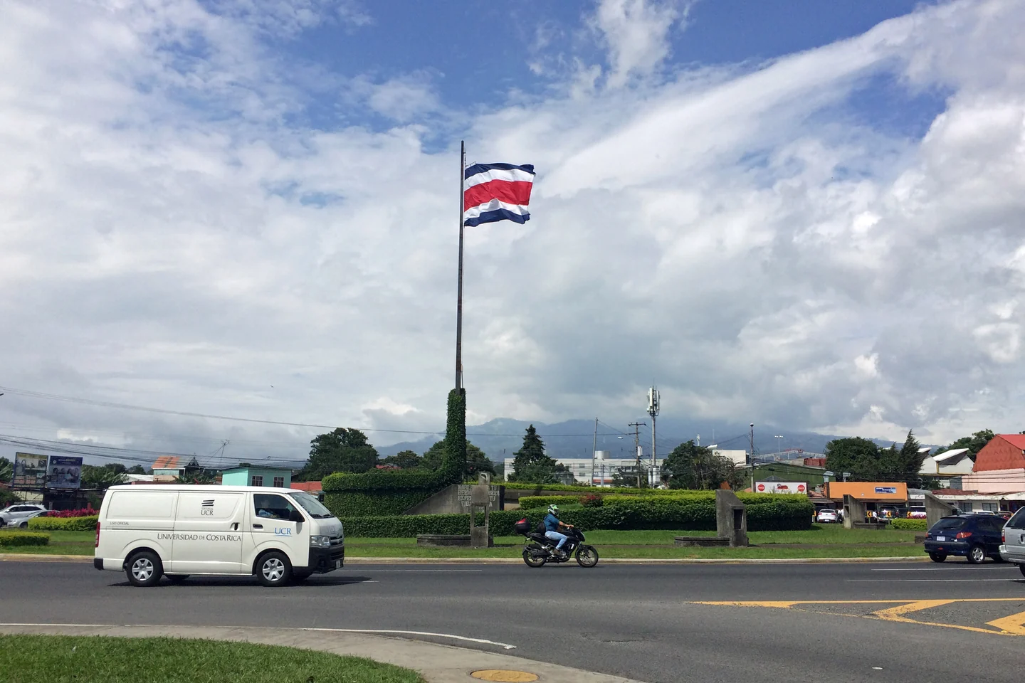The flag at La Bandera roundabout in San Pedro, San José, photographed on July 14, 2016.
